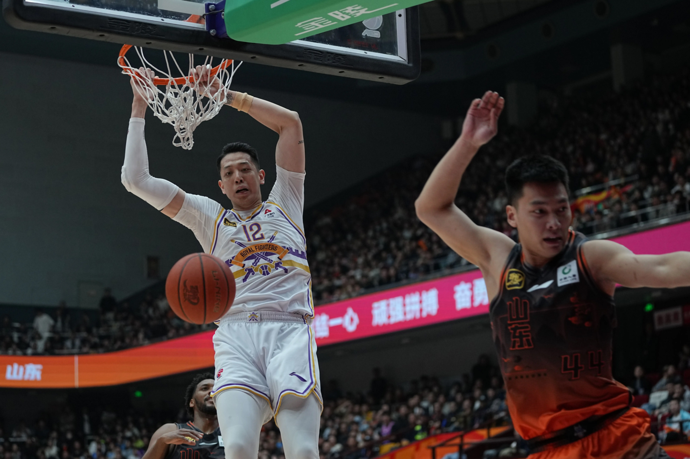 爱游戏中国-今晚NBA常规赛焦点战，广东宏远扳平良机，赛场秩序良好，阵容厚度经受考验的简单介绍
